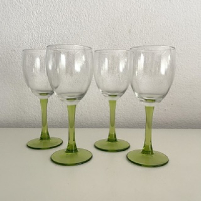 4 Wijnglazen licht groene voet